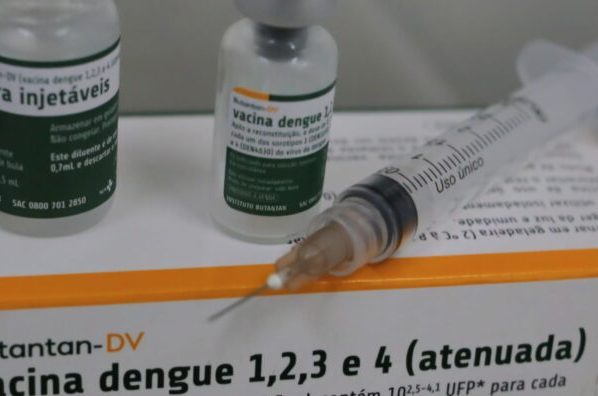 Saúde inicia vacinação contra a dengue a 849 servidores da pasta com imunizante Butantan-DV
