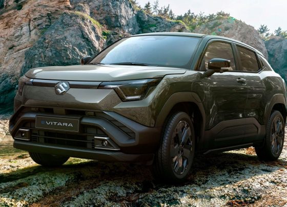 Suzuki e Vitara 2025 verde militar em ambiente montanhoso