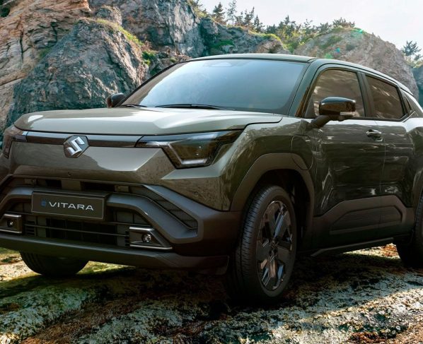 Suzuki e Vitara 2025 verde militar em ambiente montanhoso