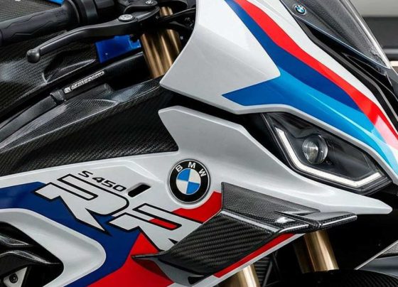 imagem de detalhe da carenagem da BMW F 450 RR