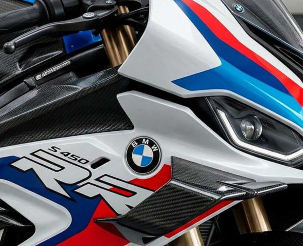 imagem de detalhe da carenagem da BMW F 450 RR