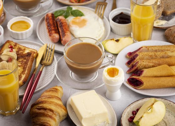 Foto colorida de café da manhã - Psiquiatra lista o que não comer de manhã para manter a saúde mental - Metrópoles