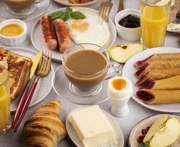 Foto colorida de café da manhã - Psiquiatra lista o que não comer de manhã para manter a saúde mental - Metrópoles