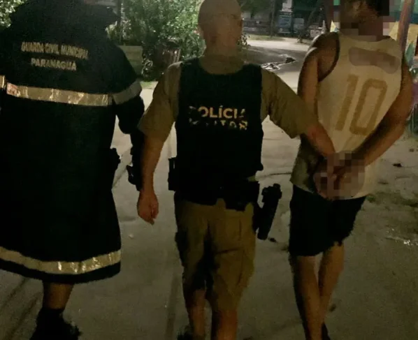 O homem preso foi abordado na frente de uma casa, na trilha que leva para a Gruta de Encantadas.