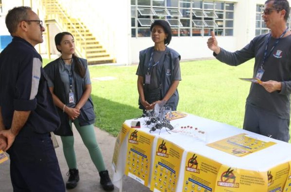 Agentes de Zoonoses orientam funcionários da Komatsu sobre combate ao Aedes aegypti