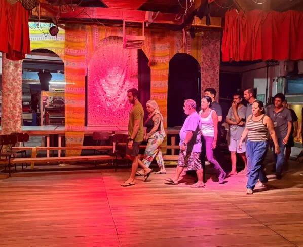 O trabalho é coletivo e envolve mais de 40 profissionais, entre elenco, equipe técnica e artistas de Paranaguá (Foto: Divulgação/Associação Mandicuera)
