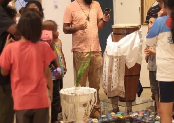 Artista visual com trajetória ligada à Secretaria de Cultura realiza exposição em Lisboa