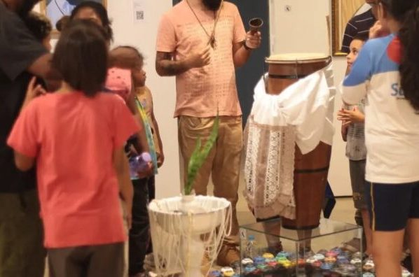 Artista visual com trajetória ligada à Secretaria de Cultura realiza exposição em Lisboa