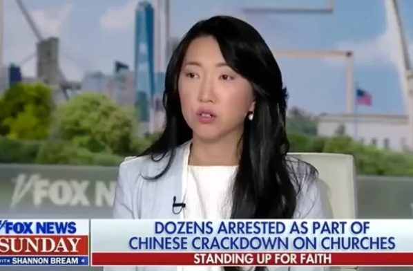 Grace Jin Drexel, filha do pastor chinês preso e fundador da Igreja de Sião, Ezra Jin Mingri (Captura de tela/YouTube/Fox News)