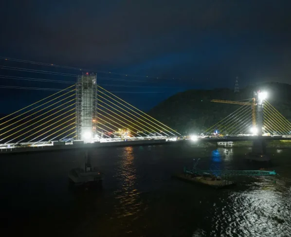 "A ponte terá mais de 1.240 metros de extensão, com quatro faixas de tráfego, duas faixas de segurança em cada sentido, calçadas com ciclovia e guarda-corpos", informa o Governo do Paraná (Foto: Arnaldo Neto/AEN)