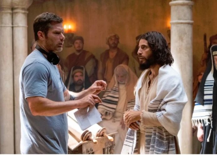Dallas Jenkins (E), criador e diretor e Jonathan Roumie (D), ator que interpreta Jesus, na série The Chosen (Foto: Reprodução)