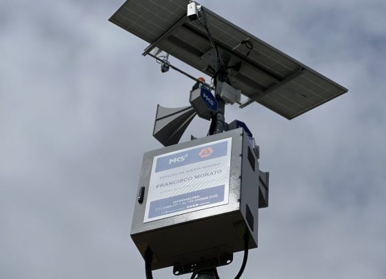 Sirene de alerta da Defesa Civil instalada em Franco da Rocha. Foto mostra o topo do equipamento com saída sonora