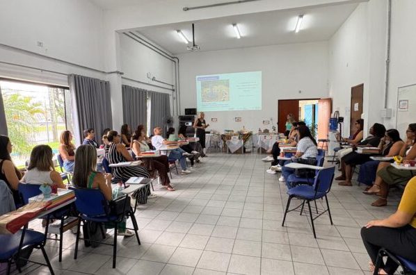 Educadores são capacitados em programa que desenvolve leitura e escrita na rede municipal