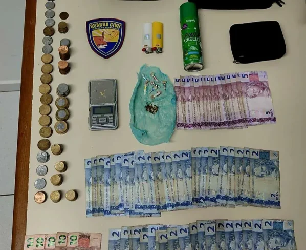 Várias pedras de crack, uma balança de precisão, dois isqueiros e dinheiro trocado foram encontrados no interior do estabelecimento comercial. (Foto: GCM)