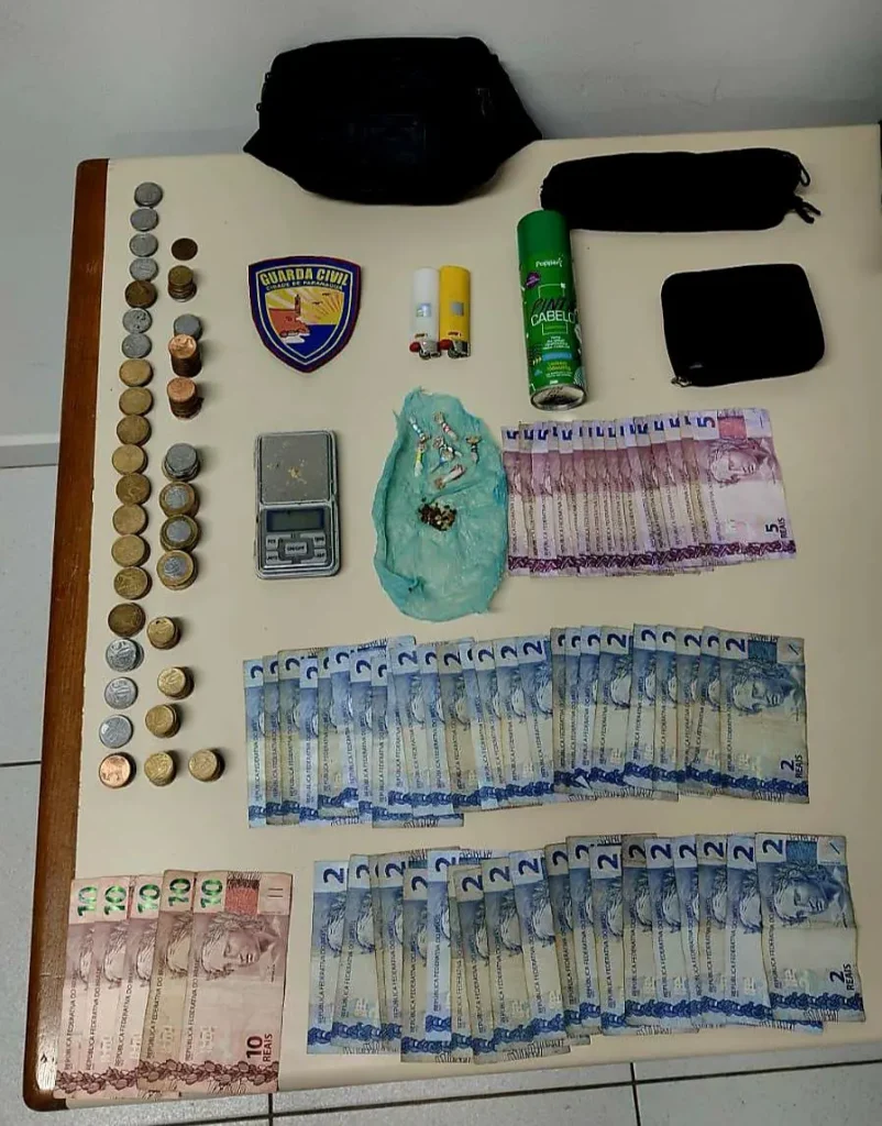 Várias pedras de crack, uma balança de precisão, dois isqueiros e dinheiro trocado foram encontrados no interior do estabelecimento comercial. (Foto: GCM)