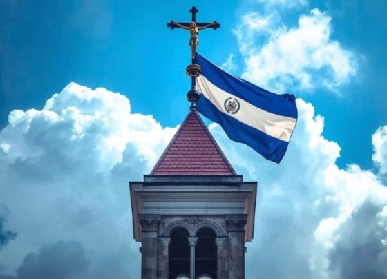 Cruz e bandeira da Nicarágua no topo de uma igreja (Foto: Canva IA)