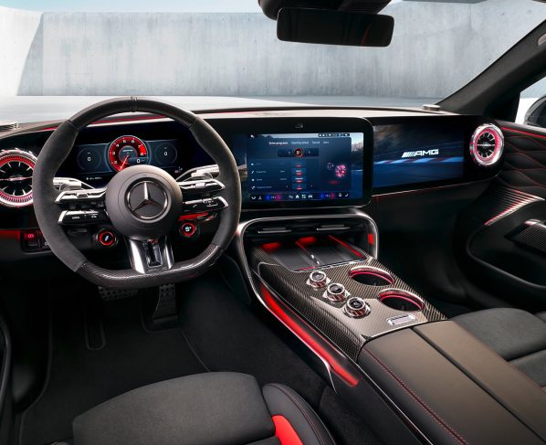 Die Schaltzentrale der Performance: Das Interieur des neuen Mercedes AMG GT 4 Türer Coupés The control centre of performance: The interior of the new Mercedes AMG GT 4 Door Coupé
