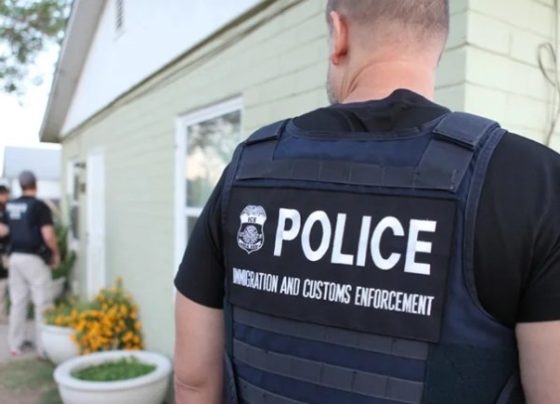 Agentes do Serviço de Imigração e Alfândega (ICE, sigla em Inglês) tentando deportar um imigrante ilegal sem documentos. (Foto: ICE)