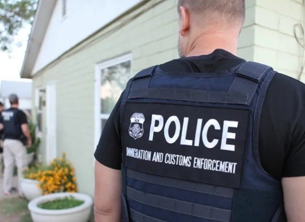 Agentes do Serviço de Imigração e Alfândega (ICE, sigla em Inglês) tentando deportar um imigrante ilegal sem documentos. (Foto: ICE)