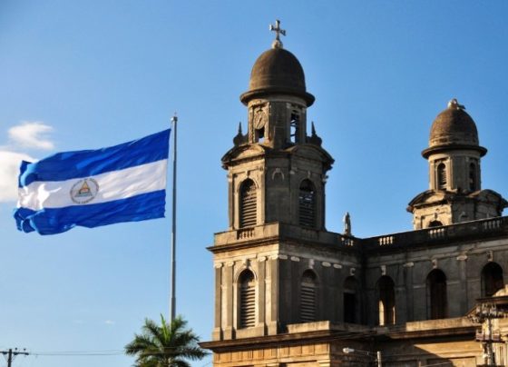 Bandeira da Nicarágua ao lado da Catedral Velha em Managuá, capital do país. (Foto: canva)