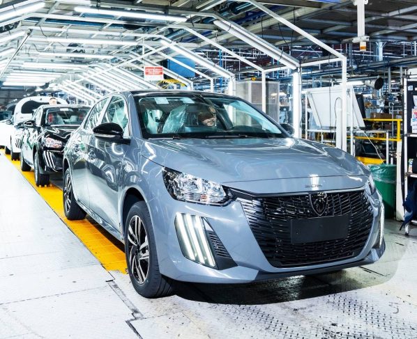 Linha de montagem do Peugeot 208 na Argentina