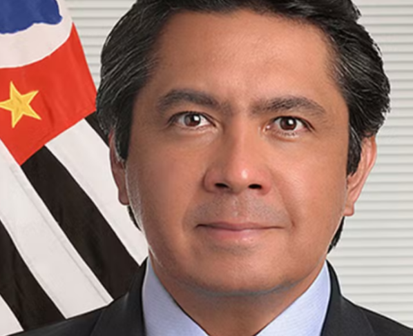 Senador é flagrado dirigindo sem placas e com CNH vencida em São Paulo