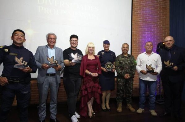 Servidores municipais são homenageados em premiação do Instituto Cegonha