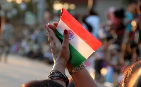 Bandeira da Índia nas mãos de uma mulher (Foto: Reprodução/Portas Abertas)