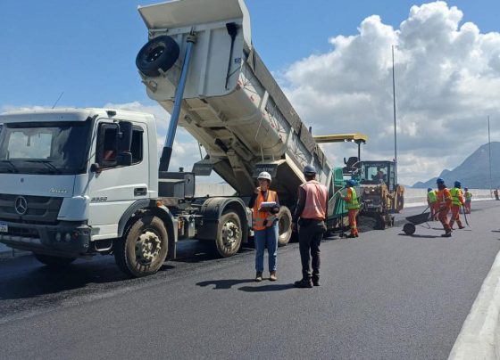 "Depois do início da nova fase com revestimento asfáltico no sentido Matinhos - Guaratuba, o consórcio que toca a obra iniciou nesta sexta-feira, 20, a implantação da última camada, o CBUQ", afirma a AEN (Foto: Consórcio Nova Ponte)