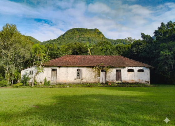 Construção foi feita com óleo de baleia e pedras da serra por ingleses em 1805
