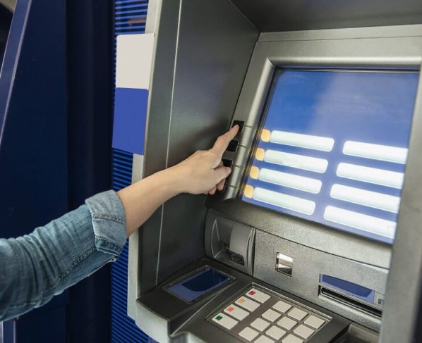 Lei já está em vigor no Brasil e clientes podem ter contas canceladas na Caixa