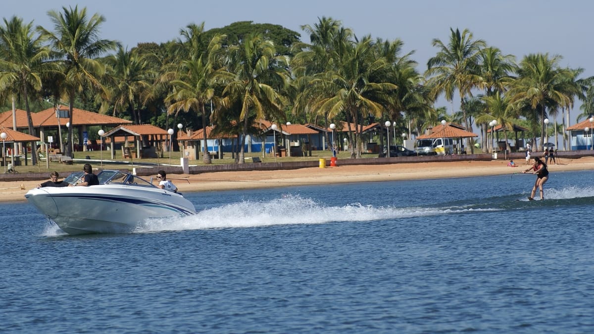 A praia do Rio Tietê que virou atração turística e encanta pela beleza