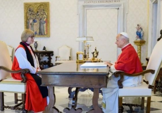 A arcebispa Sarah Mullally e o Papa Leão XIV. (Foto: Reprodução/redes sociais)