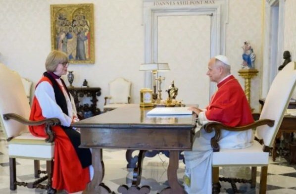 A arcebispa Sarah Mullally e o Papa Leão XIV. (Foto: Reprodução/redes sociais)