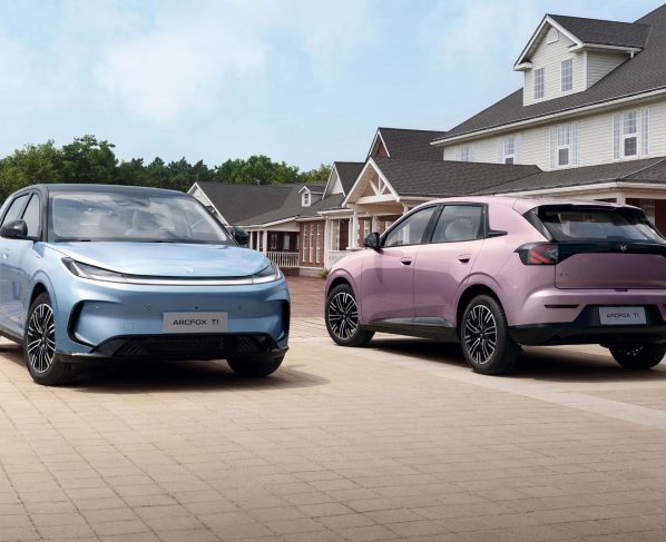 BAIC arcfox t1 Azul e roxo