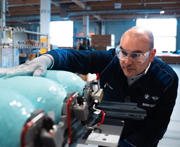 P90634047 highRes bmw hydrogen flat st