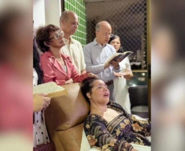 Cantora Amanda Wanessa durante culto de seu aniversário com familiares e amigos (Foto: Reprodução)