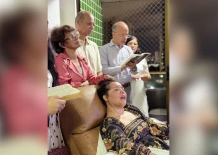 Cantora Amanda Wanessa durante culto de seu aniversário com familiares e amigos (Foto: Reprodução)