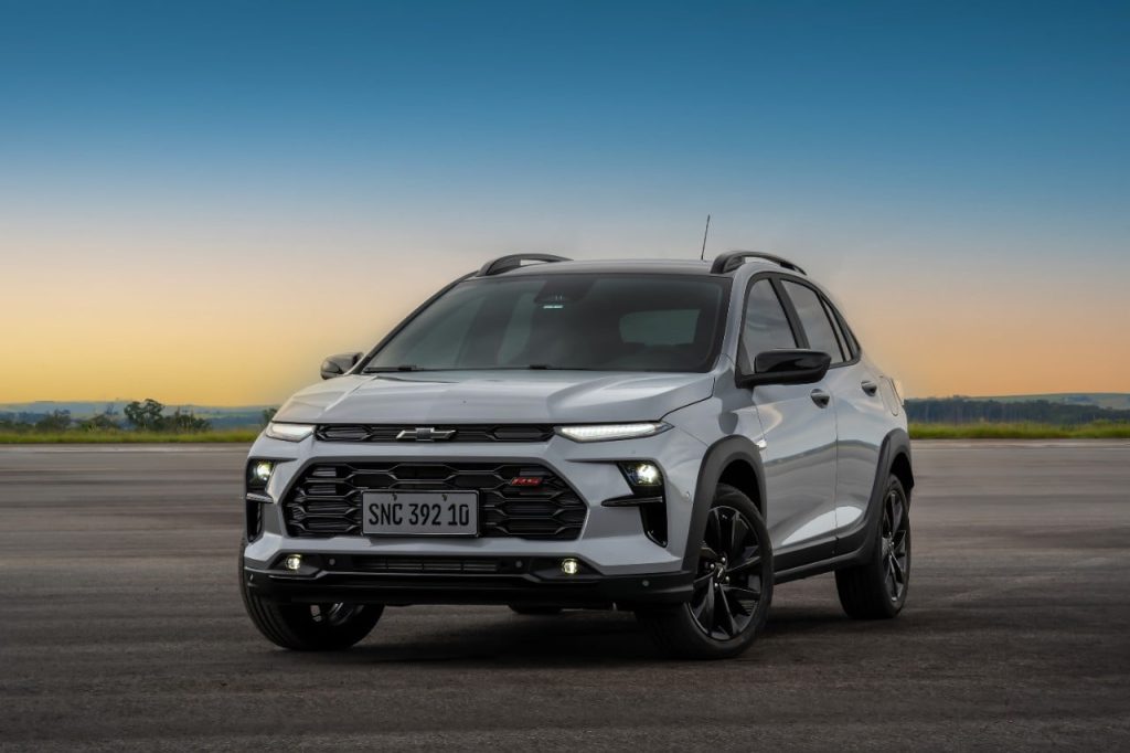 Chevrolet Sonic RS cinza frente parado