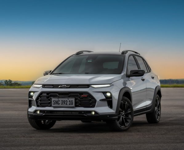 Chevrolet Sonic RS cinza frente parado