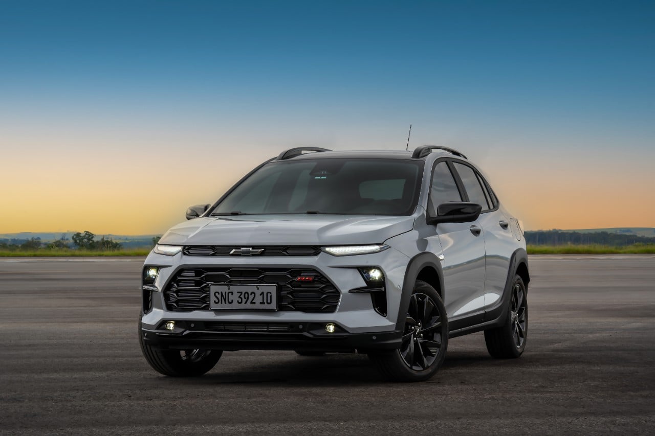 Chevrolet Sonic RS cinza frente parado