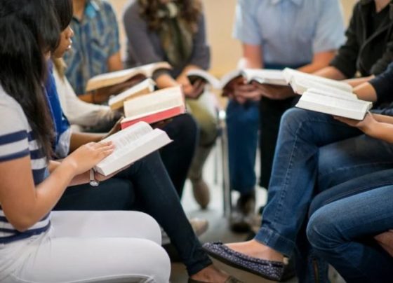 Jovens adolescentes reunidos lendo a Bíblia (Foto: Canva Pro)