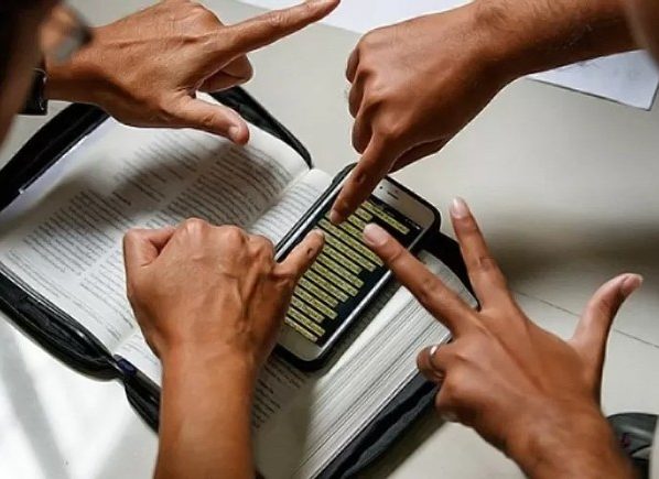 Surdos precisam da Bíblia traduzida em linguagem de sinais (Foto: Reprodução)