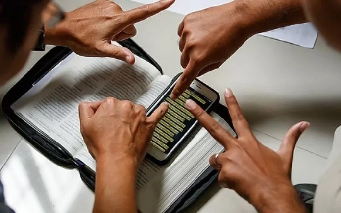 Surdos precisam da Bíblia traduzida em linguagem de sinais (Foto: Reprodução)