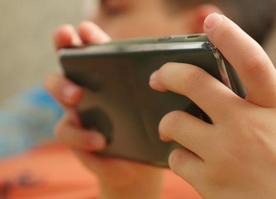 Legislação impõe regras a plataformas, limita práticas viciantes e amplia controle dos pais — mas especialistas dizem que impacto depende de educação digital