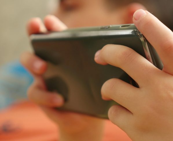Legislação impõe regras a plataformas, limita práticas viciantes e amplia controle dos pais — mas especialistas dizem que impacto depende de educação digital