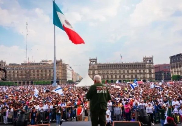 Sob o sol, milhares de cristãos marcharam e se reuniram no Zócalo da Cidade do México. (Foto: Marcha por Jesus México)