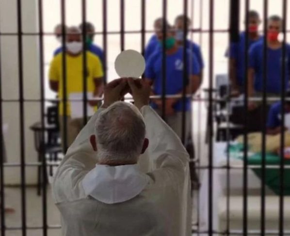 Padre celebrando missa em presídio. (Foto: Reprodução/Pastoral Carcerária Nacional)