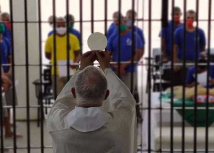 Padre celebrando missa em presídio. (Foto: Reprodução/Pastoral Carcerária Nacional)