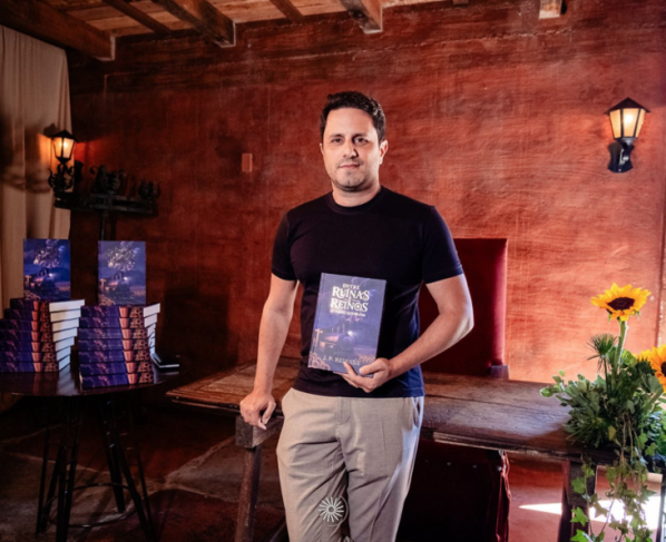 João Pedro Resende, executivo da Hotmart, lança livro em parceria com a Uiclap | © Divulgação